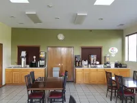 迪卡爾布溫德姆速8飯店 - 停車場
