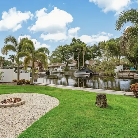 Lakehouse Living w/ Firepit and Boat Dock to relax and Enjoy the Sunset