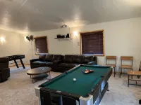 Stunning Cabin with Clubhouse on River! Wooded Retreat with Kayaks! Pickleball! - Feriehus