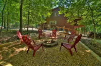 Walk to the River! 3 Story Cabin w/ Firepit~ Games ~ Fireplace~Covered deck! - Hytter