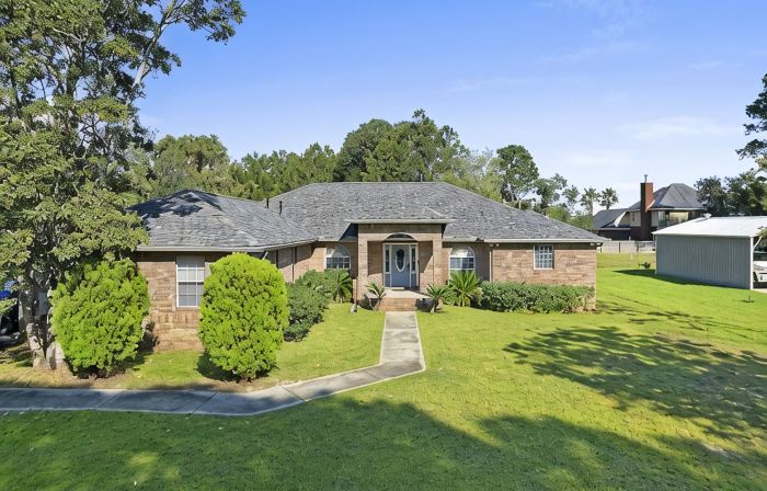 Spacious Family Home-Game Room & Sauna- Fenced Yard-5 Mins 2 Beach-Pets Welcome!