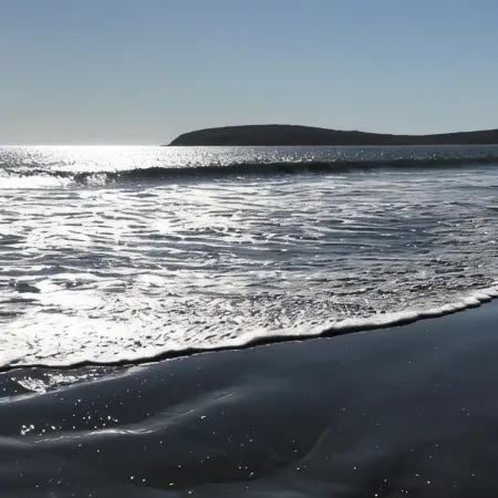 Ocean, Golf course and Mountain Views.Walk 3/4mi to the beach