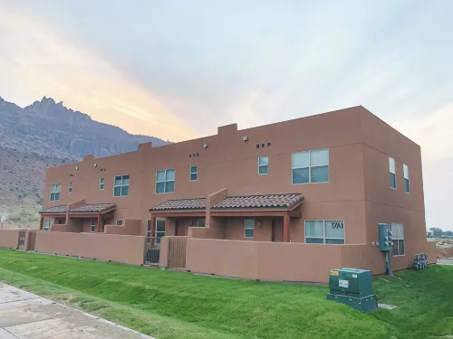 Moab Townhome - Pool - 2Br - Sleeps 8 - Arches - Homestays