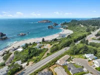 Easy Beach Access, Spacious Decks & Striking Ocean Views - Harris Beach Overlook - Wi-Fi