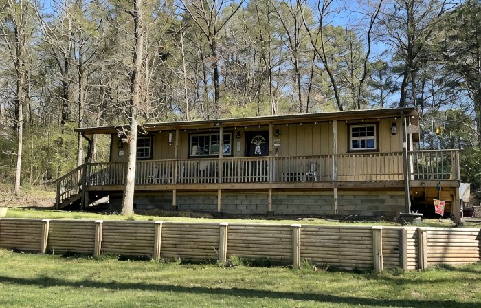 Cozy cabin on Lake Ludwig with a nice view of the lake. Pet friendly!