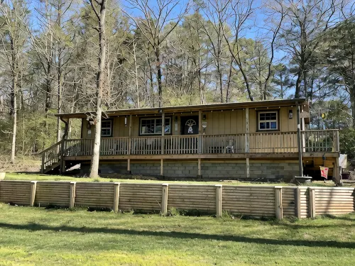 Cozy cabin on Lake Ludwig with a nice view of the lake. Pet friendly! - Alphydda