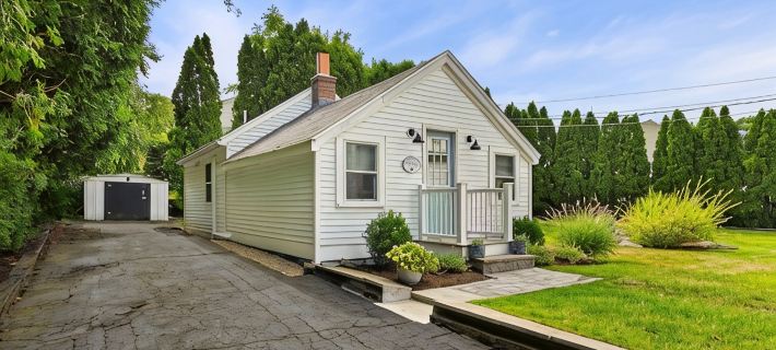 Shore Cottage - Coastal gem, a traveler favorite! Outdoor patio, central AC. Hotele w: Gloucester