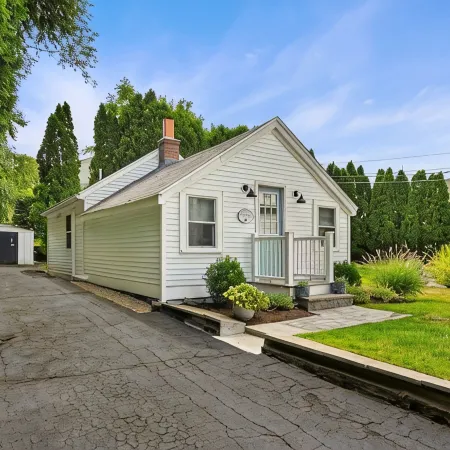 Shore Cottage - Coastal gem, a traveler favorite! Outdoor patio, central AC.