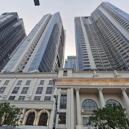 Thompson Suites BGC (Uptown Parksuites Tower 1)