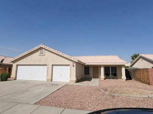 Quiet neighborhood, spacious home, near many activities. - Wifi