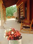 Romantic Luxury Log Cabin- Guest House *Wine and Hot Tub for 2 - Alphydda