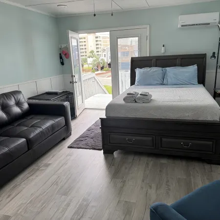 Cozy couples retreat, dog friendly, 1 block to ocean or sound