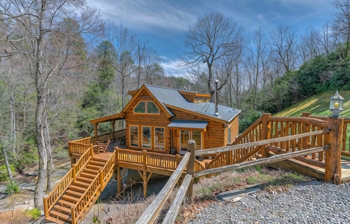 CREEKSIDE LOG HOME: NEXT TO CREEK / CLOSE TO TOWN / HOT TUB / TRAILS / PETS OK
