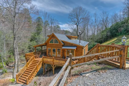 CREEKSIDE LOG HOME: NEXT TO CREEK / CLOSE TO TOWN / HOT TUB / TRAILS / PETS OK - Homestays