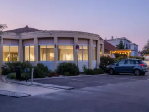 Kyriad Lyon Est - Bron Eurexpo le Cottage Hoteles en Bron