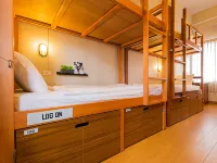 Pak-up Hostel Hotels near Wat Kaeo Korawaram