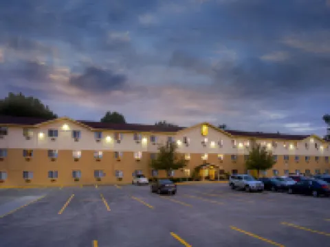 Super 8 by Wyndham Cromwell/Middletown Hotels in Middlesex County
