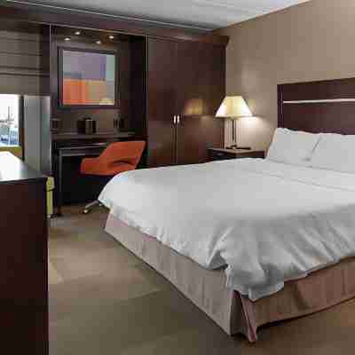 Holiday Inn Express - Newark Airport - Elizabeth, an IHG Hotel Rooms