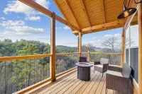 Little Bear Lodge 3 Bedroom Cabin by RedAwning Hotels in Sevier County