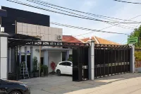 Urbanview Hotel Sunday Cirebon by RedDoorz Hôtels à : Sutawinangun
