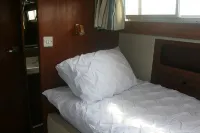 The Rose - 37ft Lakeside Yacht with Hot Tub فنادق في Pontlliw