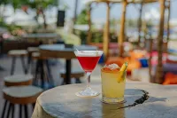 Golden Coast Beach Hotel - bar
