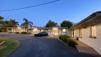 Oasis Motel - parking