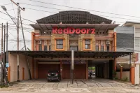 RedDoorz Syariah near Universitas Putra Indonesia Padang Hotel dekat Kampus 3 Universitas Negeri Padang