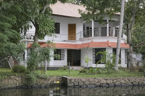 Lovedale Lakeside Homestay Hotels in Vaikom
