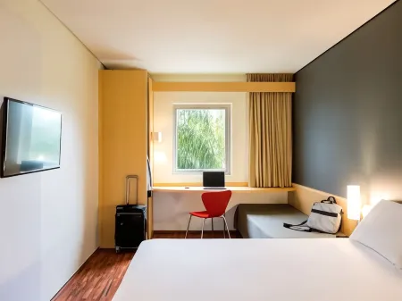 Ibis Monterrey Valle