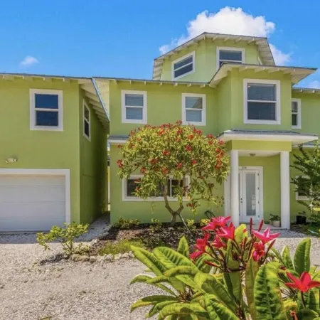 Villa Rozafa Cozy,spacious,walking distance from downtown white sandy beach.