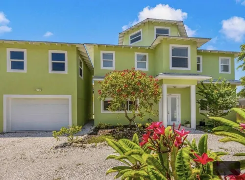 Villa Rozafa Cozy,spacious,walking distance from downtown white sandy beach. -  Casas de vacaciones