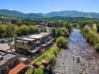 NEW LUXURIOUS RIVERFRONT DOWNTOWN TOWNHOME 4 BED 2.5 BA W/ HOT TUB - 4-Star
