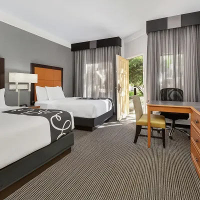 La Quinta Inn & Suites by Wyndham Dallas - Addison Galleria Hotels near Greenhill School Softball Field