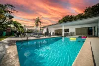 Modern Retreat • GameRoom, Court, BBQ & Playground