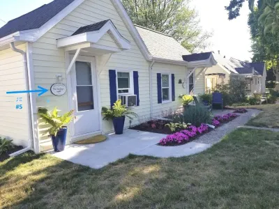 Vintage Cottage 2 Blocks from Ludington Beach Hotels near Stearns Park