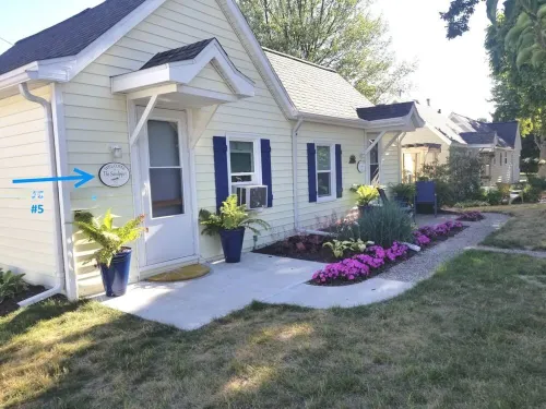 Vintage Cottage 2 Blocks from Ludington Beach