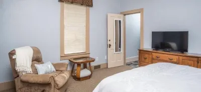 Spacious R&R University Retreat
