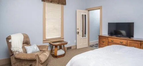 Spacious R&R University Retreat
