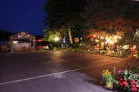 Shiny Motel - parking