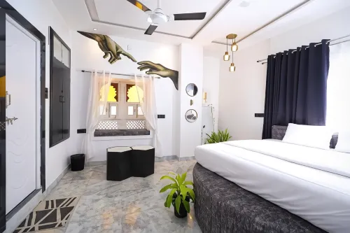 3 Raahi - Hostels