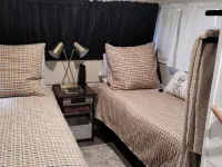 Vintage Restored Glamper - Unique Tiny Home w/ Plunge Pool & Patio セントクレアのホテル
