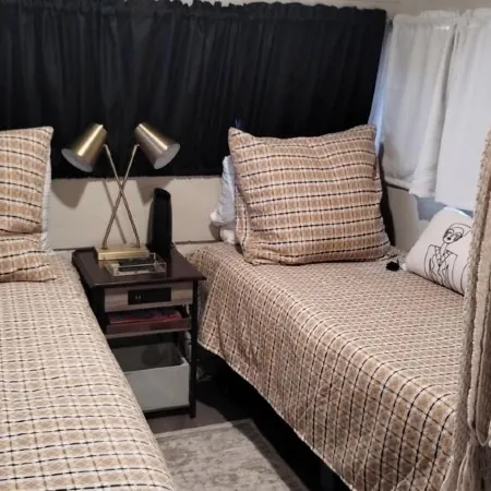 Vintage Restored Glamper - Unique Tiny Home w/ Plunge Pool & Patio Отели в г. Сент-Клэр