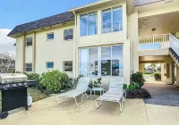 Waterfront Condo - 2Br/2BA, Walk to Beach, Pool, Wifi & Dolphin Sightings