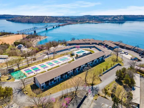 Two Decks and Seasonal Outdoor Pool - Charming Lakeside Retreat Hotels in Kimberling City
