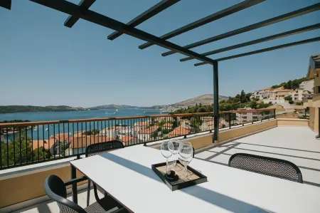 Oleander Urban Suites, High-Speed Internet, Beach at 250, Pet Friendly Отели рядом с достопримечательностью «Central Square in Trogir»