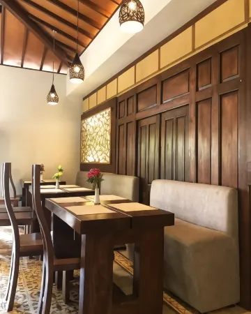 Puri Langenarjan Guest House Отели в г. Джокьякарта