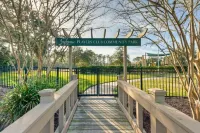 Home w/ a view to the green, 5-minutes to the beach,  pool access. Sleeps 5.