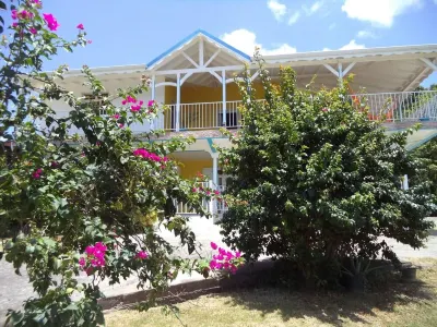 HEAVENLY VIEWS OF THE BAY AND MOUNTAINS OF DESHAIES โรงแรมใน