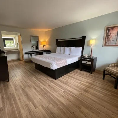 Tricove Inn & Suites Hotels near Hands on Childrens Museum